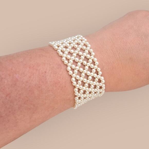 Vintage Faux Pearl Stretch Cuff Bracelet – Classic Lattice Design - Picture 5 of 10